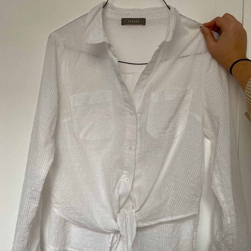 Oasis Donny Spotted Textured Button Down Top 🤍